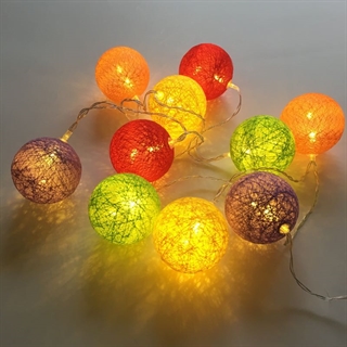 LED lyskæde med  bomuldsbolde i forskellige farver - 1,7 M